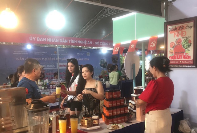 Một gian hàng giới thiệu sản phẩm OCOP, đặc sản, đặc trưng vùng miền của thành phố Đà Nẵng và các địa phương tại sự kiện. Ảnh Ngô Anh Văn