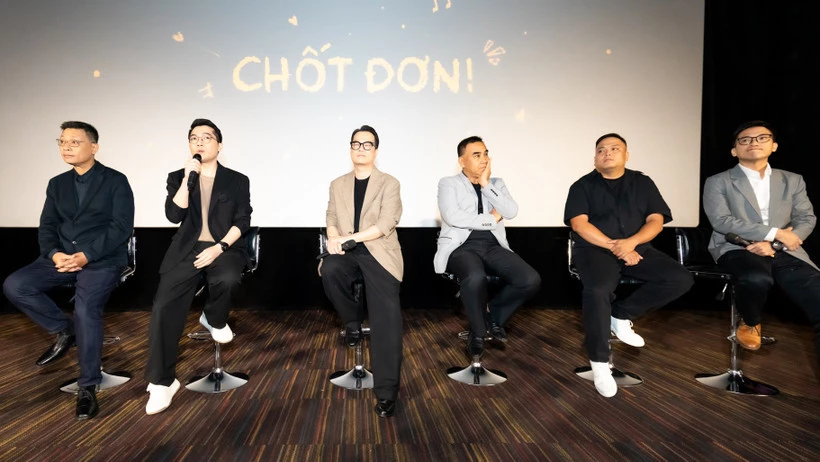 “Chốt đơn!” ra mắt khán giả với công nghệ AI đầu tiên trong phim Việt 1 Đoàn làm phim "Chốt đơn!" giao lưu tại buổi chiếu ra mắt báo giới.