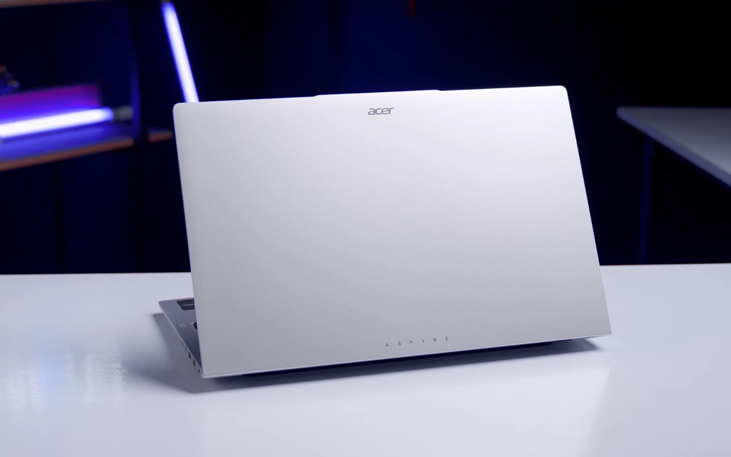 Với trọng lượng chỉ khoảng 1,6 kg chiếc laptop này thật sự nhẹ nhàng so với một sản phẩm màn hình 16 inch