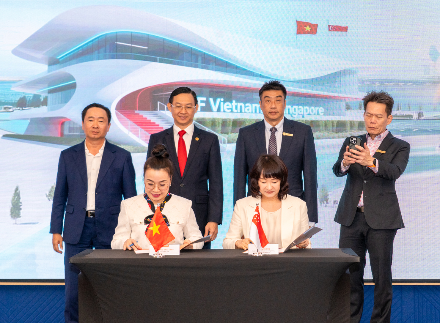 Đại diện Công ty CP Công nghệ Arobid ký kết biên bản ghi nhớ (MOU) với CRIF D&B Việt Nam nhằm hỗ trợ các doanh nghiệp trong quá trình chuyển đổi xanh và đạt được chứng chỉ ESG theo tiêu chuẩn toàn cầu