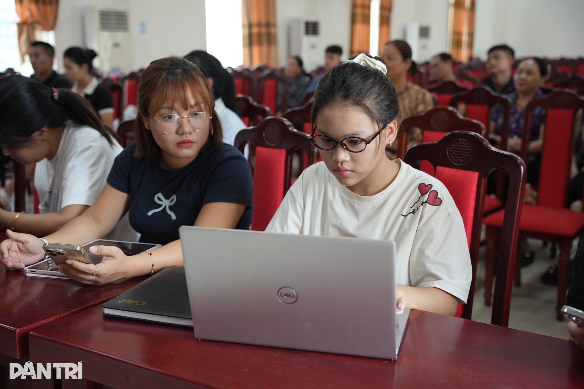 Về nơi cả làng học livestream, nghệ nhân U70 dùng AI quảng cáo - 2 Về nơi cả làng học livestream, nghệ nhân U70 dùng AI quảng cáo - 2