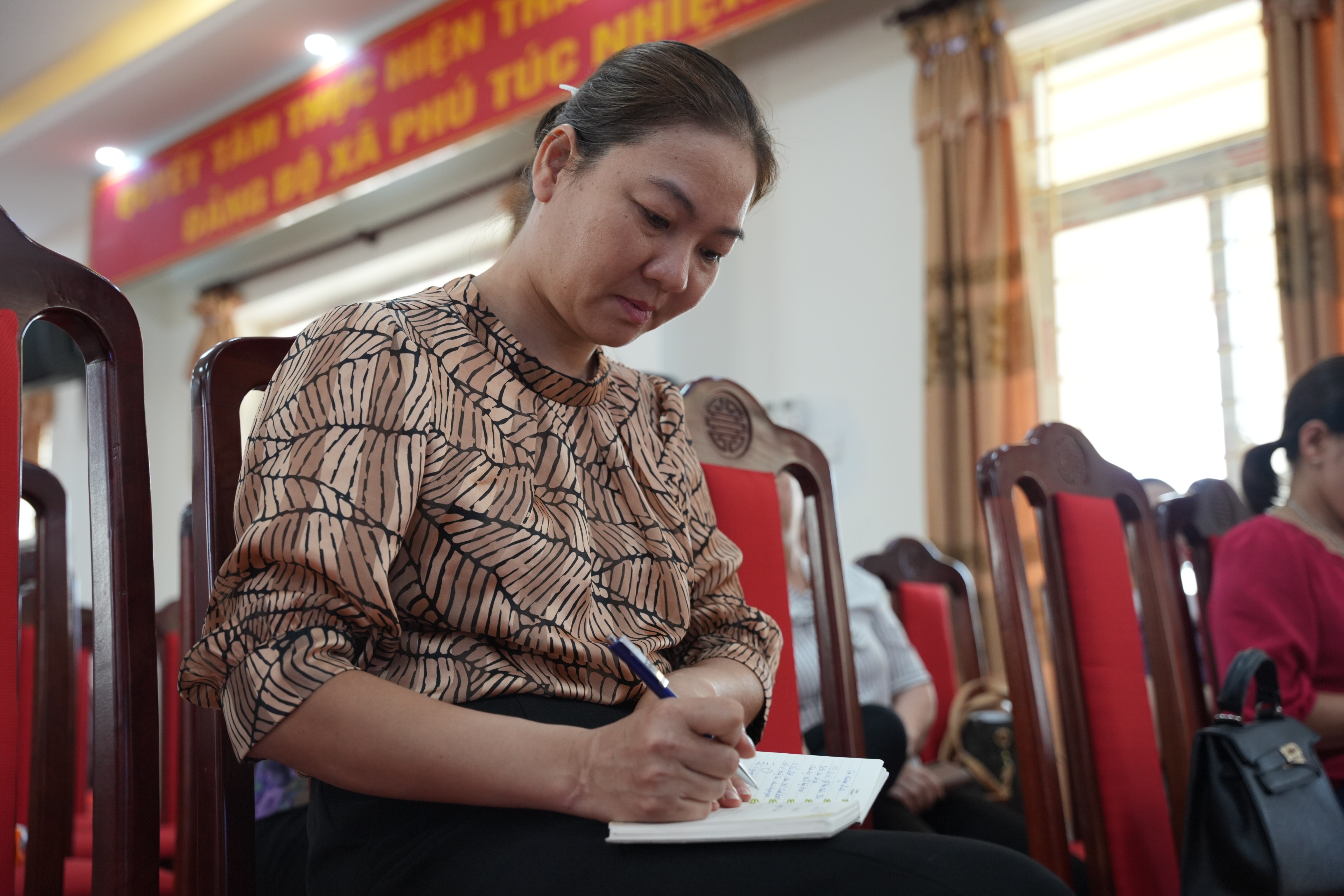 Về nơi cả làng học livestream, nghệ nhân U70 dùng AI quảng cáo - 4 Về nơi cả làng học livestream, nghệ nhân U70 dùng AI quảng cáo - 4