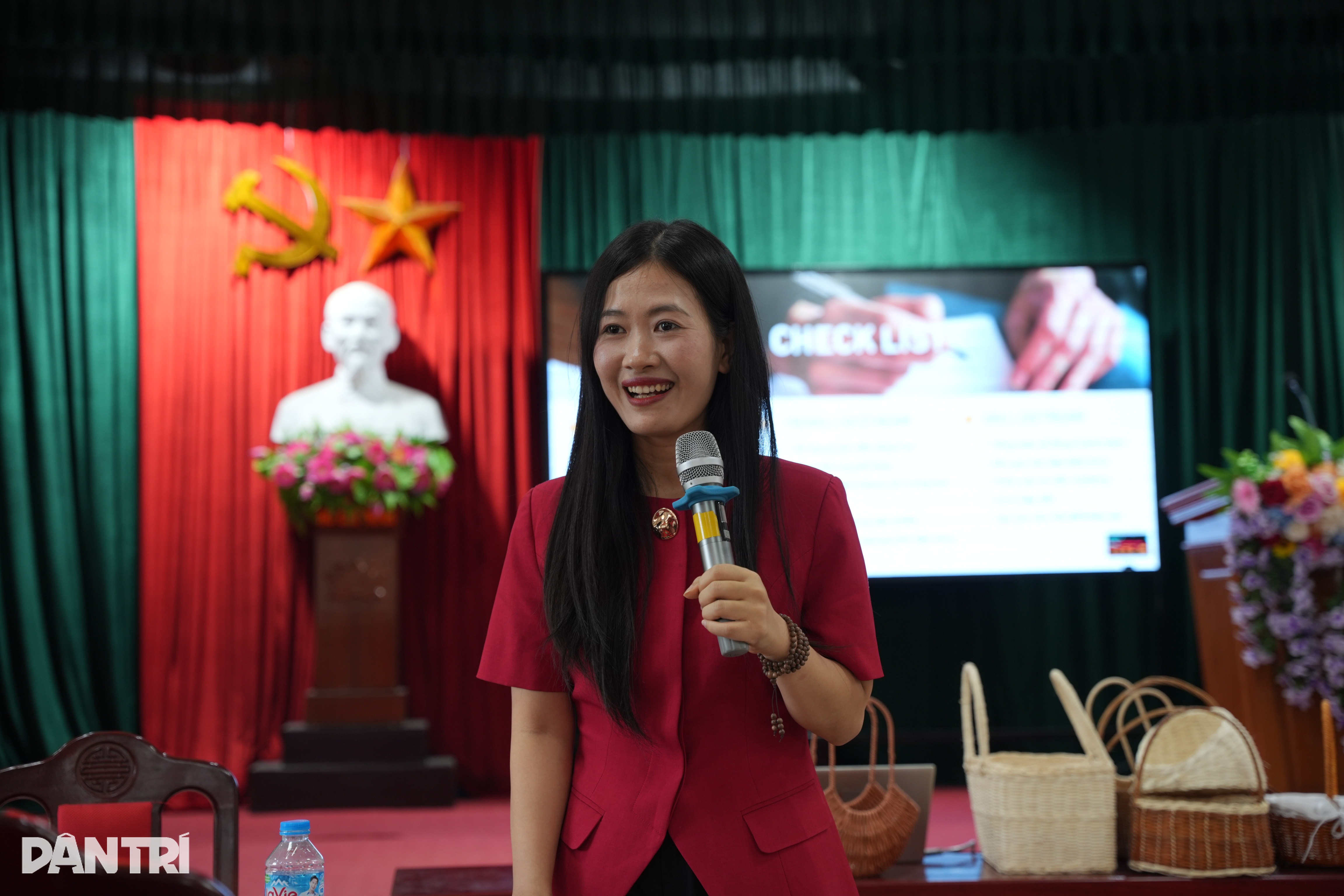 Về nơi cả làng học livestream, nghệ nhân U70 dùng AI quảng cáo - 3 Về nơi cả làng học livestream, nghệ nhân U70 dùng AI quảng cáo - 3