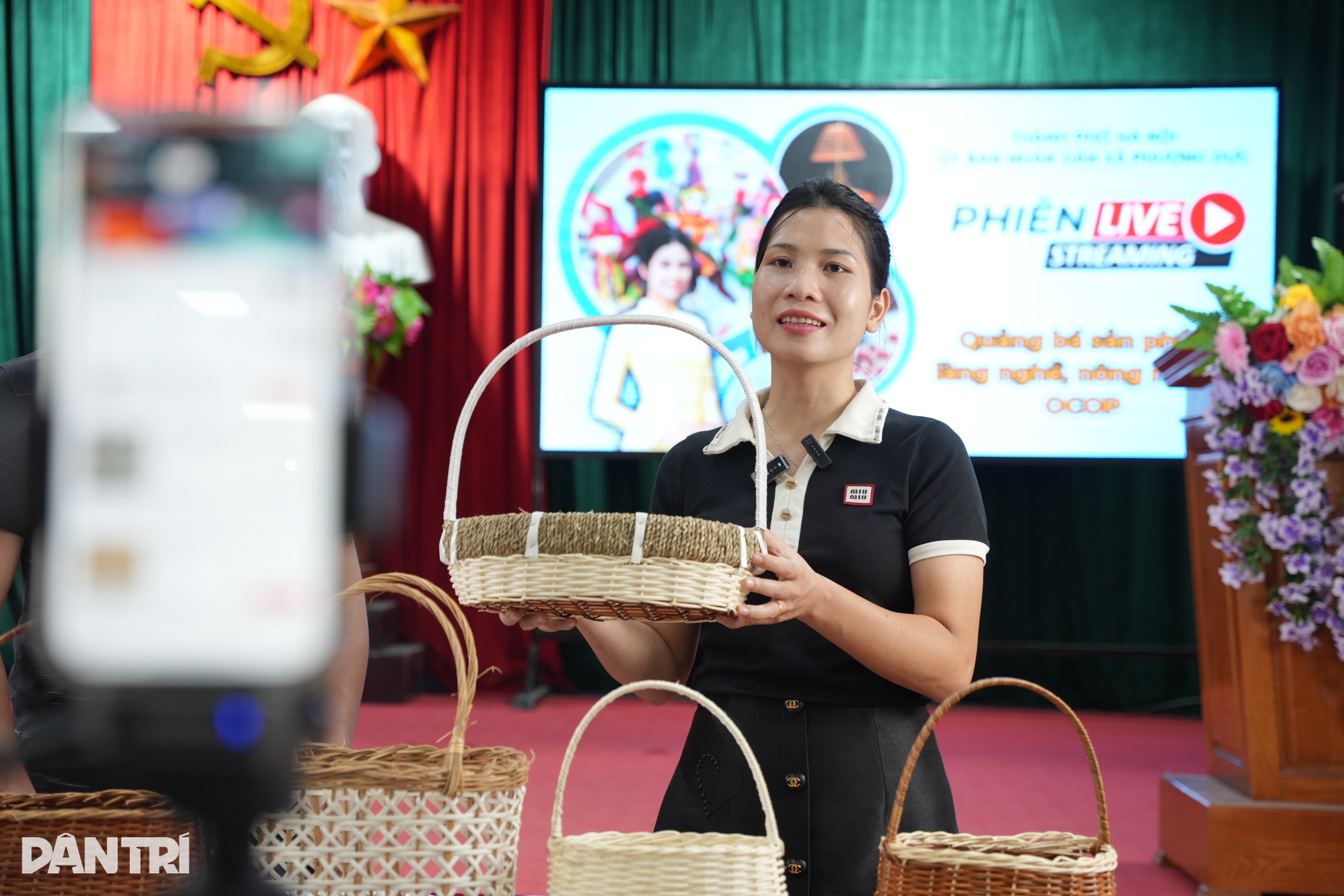Về nơi cả làng học livestream, nghệ nhân U70 dùng AI quảng cáo - 10 Về nơi cả làng học livestream, nghệ nhân U70 dùng AI quảng cáo - 10