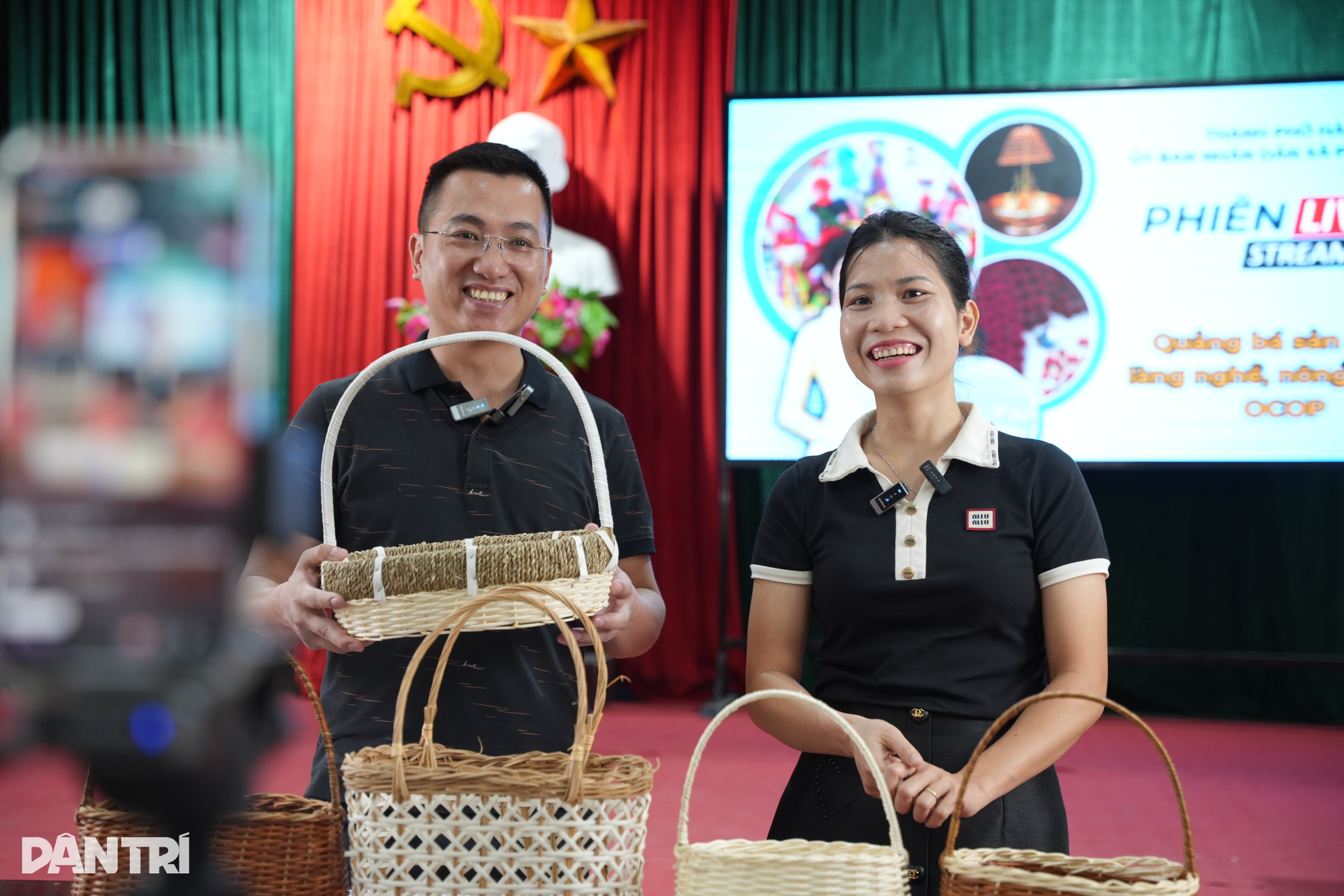 Về nơi cả làng học livestream, nghệ nhân U70 dùng AI quảng cáo - 11 Về nơi cả làng học livestream, nghệ nhân U70 dùng AI quảng cáo - 11