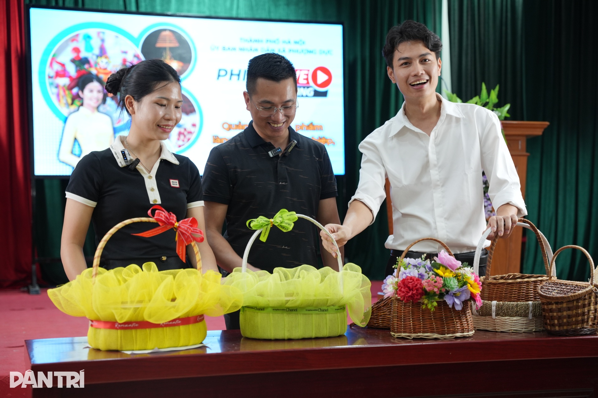 Về nơi cả làng học livestream, nghệ nhân U70 dùng AI quảng cáo - 8 Về nơi cả làng học livestream, nghệ nhân U70 dùng AI quảng cáo - 8
