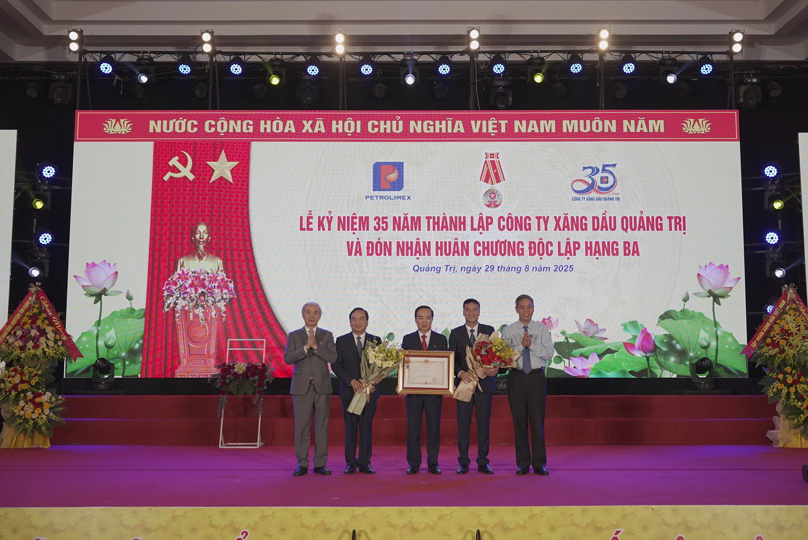 Phó Bí thw Tỉnh ủy, Chủ tịch HĐND tỉnh Quảng Trị Nguyễn Đăng Quang trao Huân chương Độc lập Hạng Ba cho công ty Xăng dầu Quảng Trị