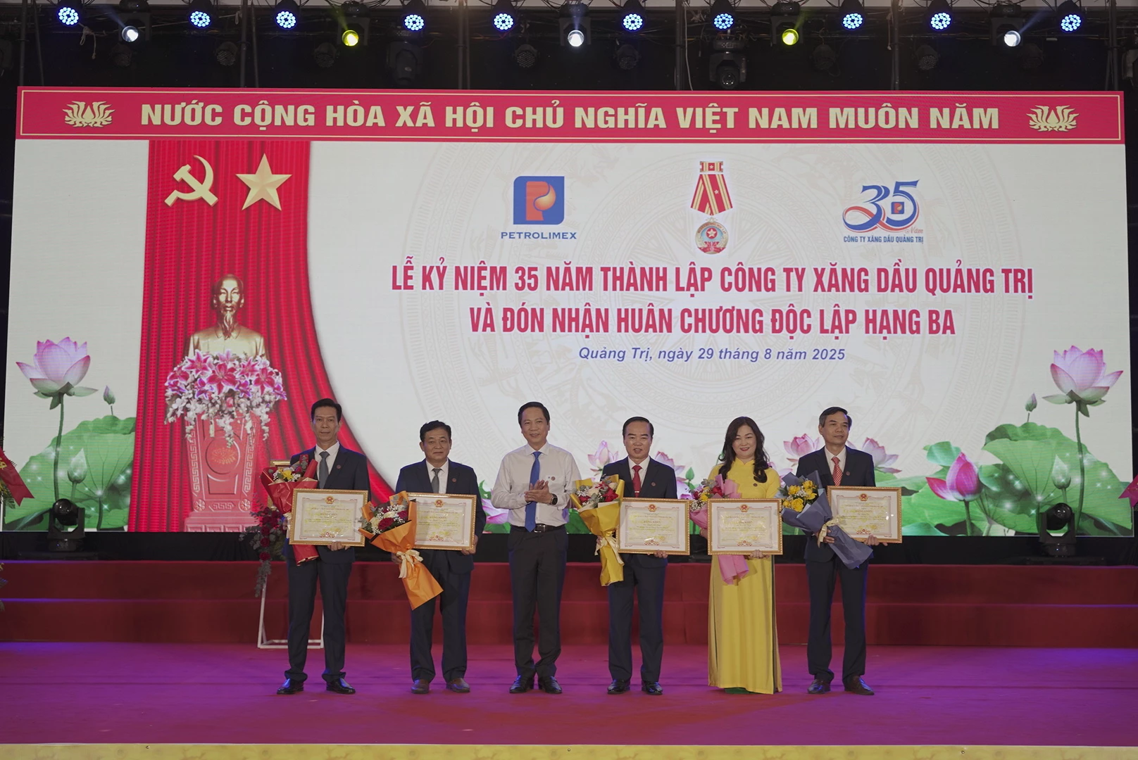 UVBTV Tỉnh ủy, Phó Chủ tịch Thường trực UBND tỉnh Hoàng Nam trao Bằng khen của Chủ tịch UBND tỉnh cho 5 cá nhân đạt thành tích xuất sắc
