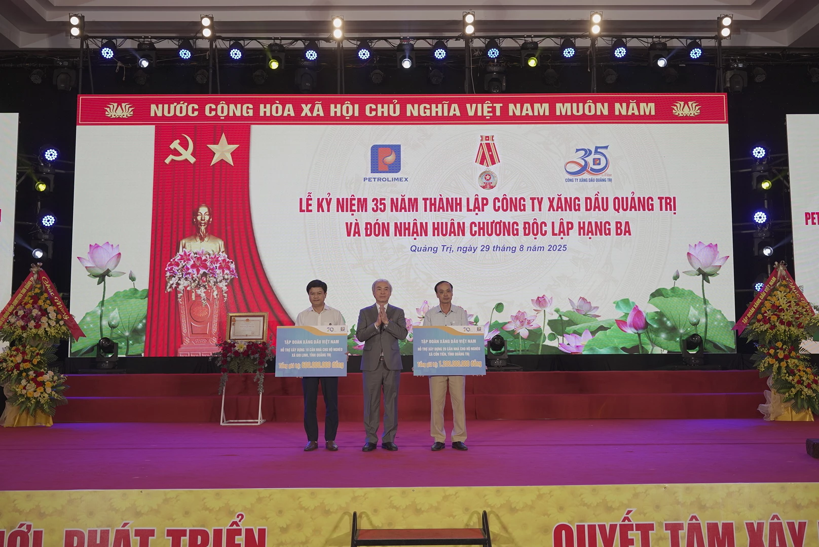 Ông Trần Ngọc Năm, Phó Tổng Giám  đốc Tập đoàn Xăng dầu Việt Nam trao hỗ trợ 1,8 tỷ đồng xây nhà ở cho hộ nghèo tại xã Cồn Tiên và xã Gio Linh