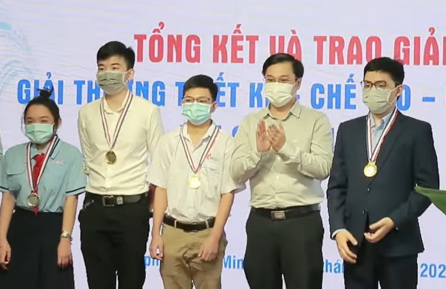 Hoàng Gia Phú (phải), thành viên nhóm nhận giải Giải thưởng Thiết kế - Chế tạo - Ứng dụng do Thành đoàn TPHCM với sản phẩm phần mềm kiểm soát bình luận. Ảnh: NVCC