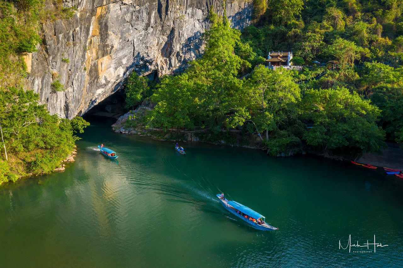 Cảnh đep trước cửa động Phong Nha. Ảnh: Minh Hòa