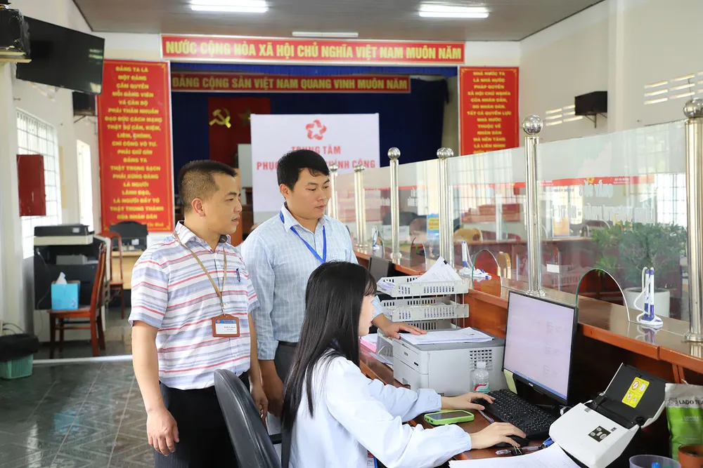 Chủ tịch xã “phổ cập” AI cho cán bộ 1 Ông Nguyễn Vũ Linh Sang, Chủ tịch UBND xã Tà Năng, tỉnh Lâm Đồng (bìa trái) hướng dẫn cán bộ trong xã ứng dụng AI xử lý công việc