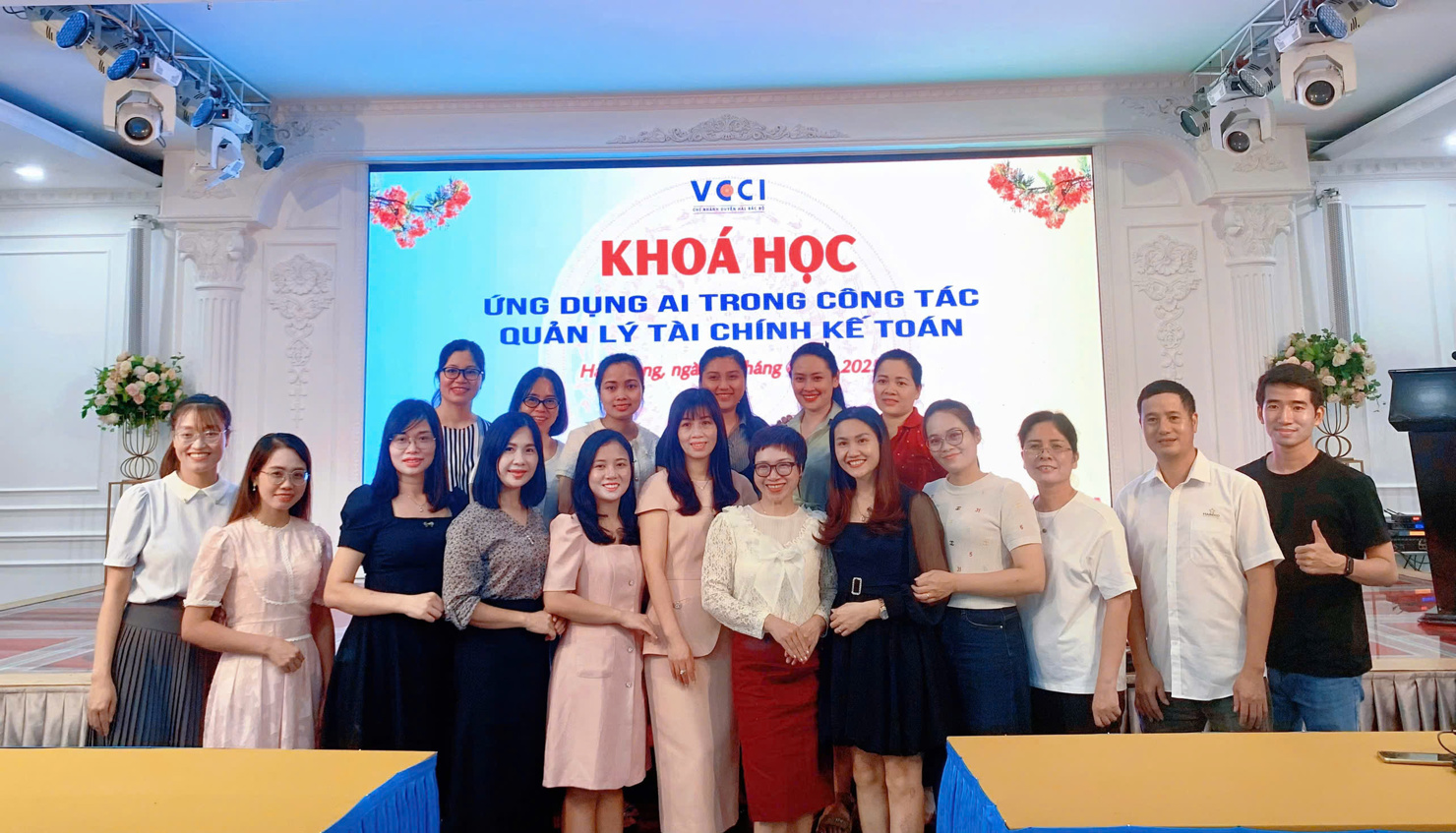 Ứng dụng AI trong quản lý tài chính - kế toán xu thế tất yếu của doanh nghiệp 2 Đại diện VCCI Hải Phòng cùng giảng viên và học viên khóa học chụp ảnh lưu niệm
