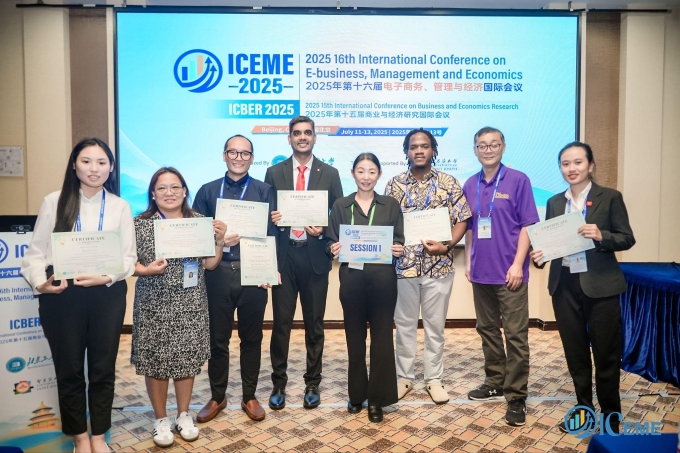 Vũ Minh Uyên (ngoài cùng bên phải) tại Hội nghị ICEME 2025 tại Bắc Kinh (Trung Quốc). Ảnh: FPTU
