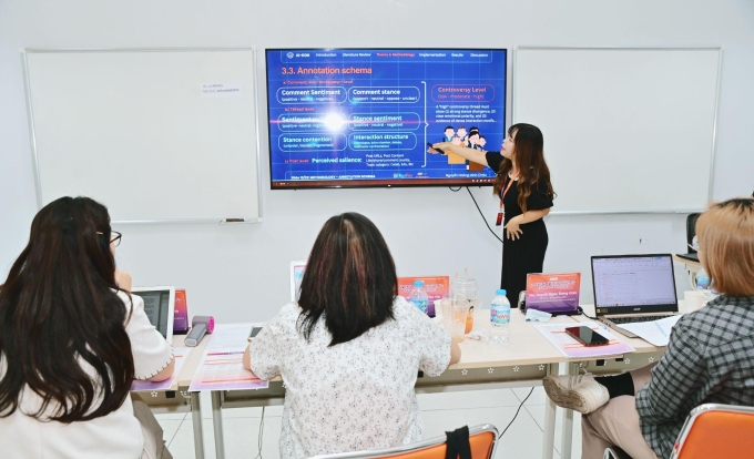 Sinh viên FPT phát triển AI phân tích tranh luận mạng xã hội 2 Minh Châu thuyết trình về nghiên cứu của mình khi tham gia vòng chung kết ResFes 2025. Ảnh: Nhân vật cung cấp