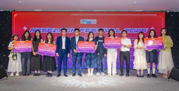 Sinh viên FPT phát triển AI phân tích tranh luận mạng xã hội 3 Minh Châu (đứng thứ 4 từ trái sang) nhận giải quán quân tiểu ban Truyền thông Đa phương tiện tại ResFes 2025. Ảnh: Nhân vật cung cấp