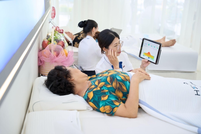Khách hàng trải nghiệm Nệm tại Heka Sleep Center. Ảnh: Heka