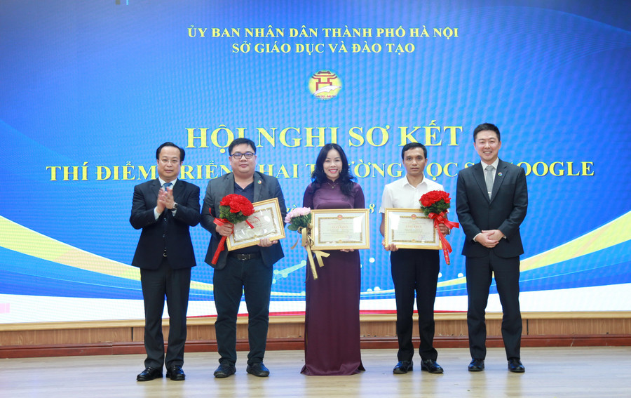 Giám đốc Sở GD&ĐT Hà Nội Trần Thế Cương trao giấy khen tặng đại diện AI Education và 2 trường học tham gia thí điểm mô hình “Trường học số Google”. img-0117.jpg