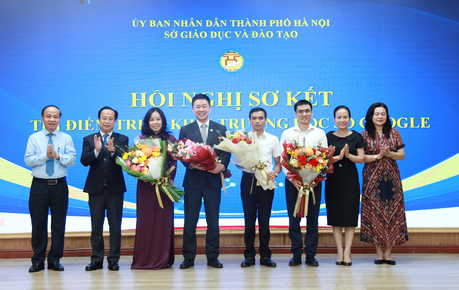 Ban Giám đốc Sở GD&ĐT Hà Nội tặng hoa chúc mừng, cảm ơn các đơn vị đồng hành hỗ trợ trong quá trình triển khai chương trình. img-0130.jpg