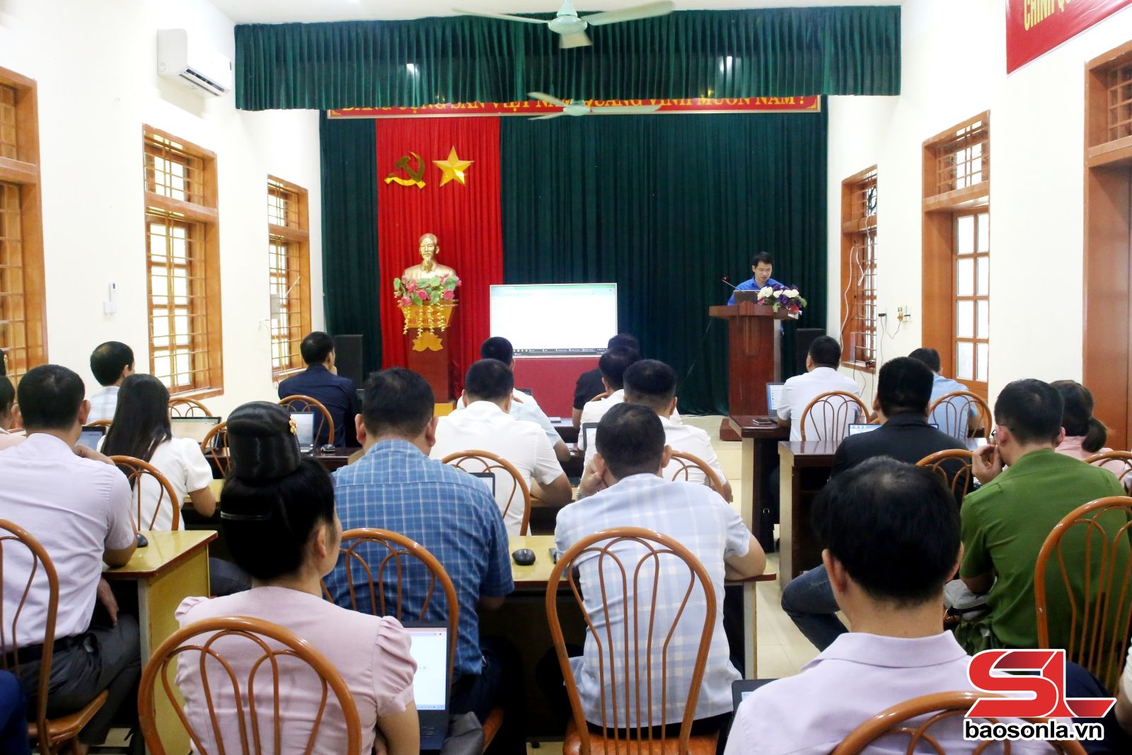 Tập huấn chuyển đổi số và ứng dụng trí tuệ nhân tạo cho 100 cán bộ, công chức, viên chức, giáo viên xã Mường Sại 1 img 9834