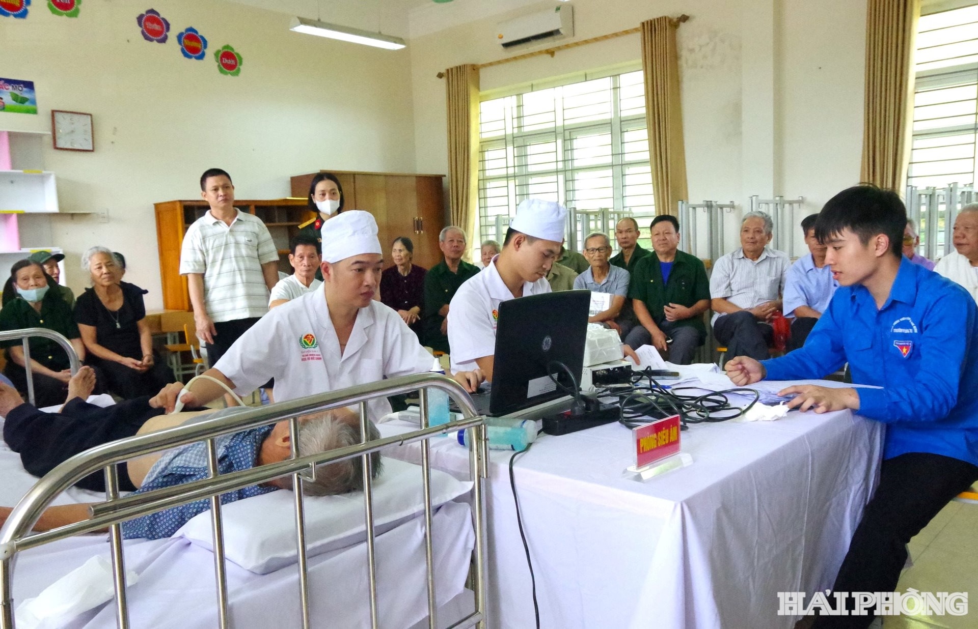 Bệnh viện Quân y 7 khám, tặng quà cho đối tượng chính sách ở phường Bình Khê (Quảng Ninh) 6 kham-benh-2.jpeg