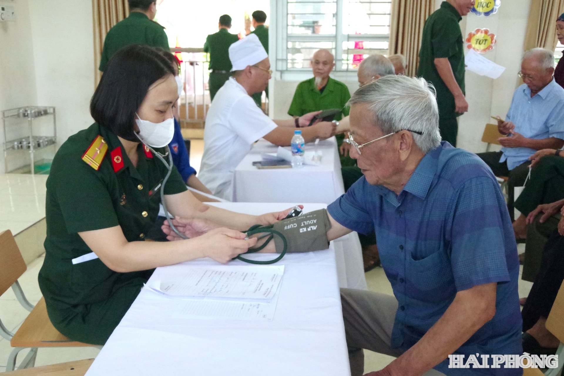 Bệnh viện Quân y 7 khám, tặng quà cho đối tượng chính sách ở phường Bình Khê (Quảng Ninh) 5 kham-benh.jpeg