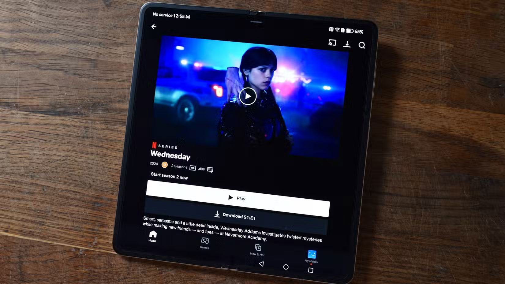 Xem Wednesday trên Netflix bằng điện thoại thông minh màn hình gập Honor Magic V5. 