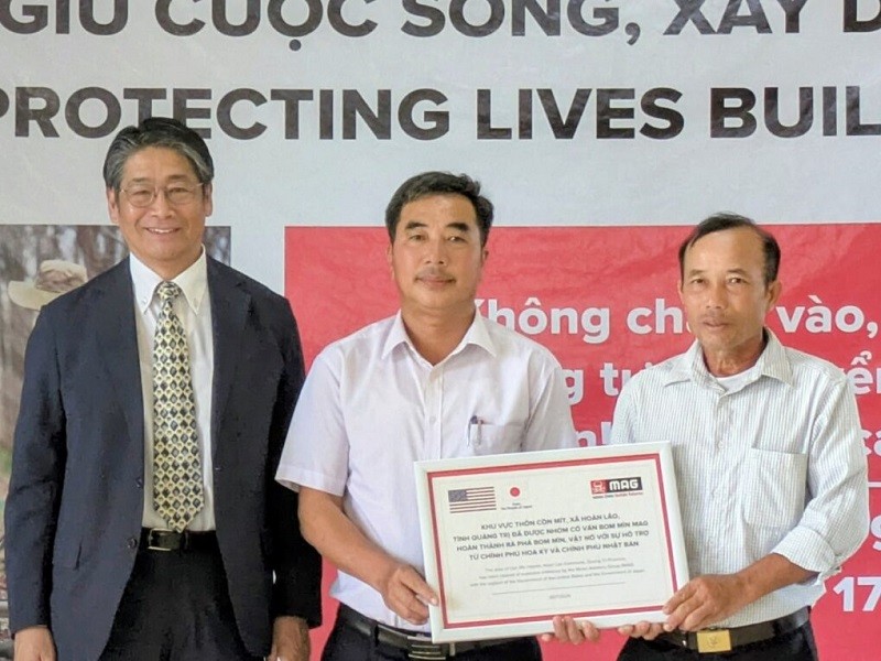 Đại sứ Nhật Bản tại Việt Nam Ito Naoki trao chứng nhận đất đã sạch bom mìn cho địa phương tại Quảng Trị. Ảnh: Đại sứ quán Nhật Bản tại Việt Nam