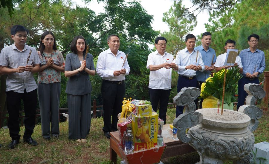 Các đại biểu Đoàn ĐBQH tỉnh Quảng Trị dâng hương, hoa viếng mộ Đại tướng Võ Nguyên Giáp. Các đại biểu Đoàn ĐBQH tỉnh Quảng Trị dâng hương, hoa viếng mộ Đại tướng Võ Nguyên Giáp.