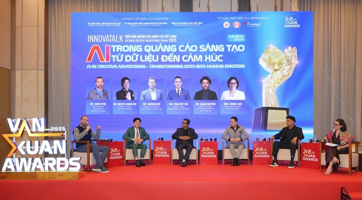 Các khách mời chia sẻ tại diễn đàn.