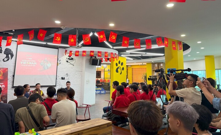 Aptech khơi dậy đam mê khám phá AI cho thế hệ trẻ 1 Chương trình tọa đàm “Vươn cao Việt Nam trong kỷ nguyên AI” thu hút sự quan tâm của giới trẻ. (Ảnh: Minh Hoàn)