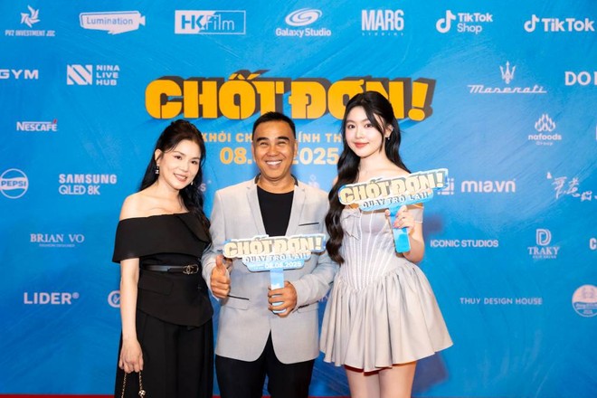 Nghệ sĩ Quyền Linh cùng vợ và con gái tại buổi công chiếu "Chốt đơn"
