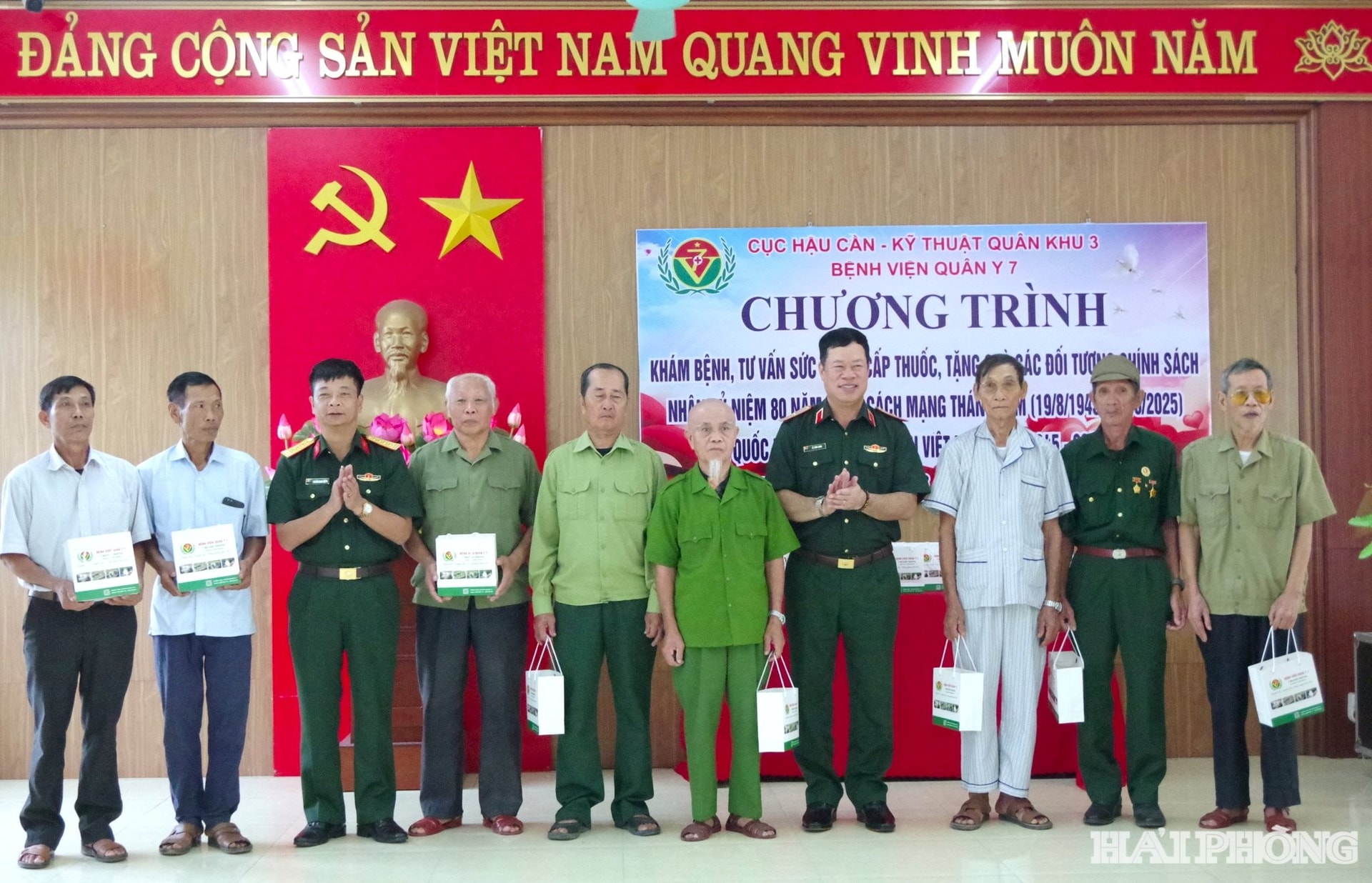 Bệnh viện Quân y 7 khám, tặng quà cho đối tượng chính sách ở phường Bình Khê (Quảng Ninh) 4 tang-qua.jpeg