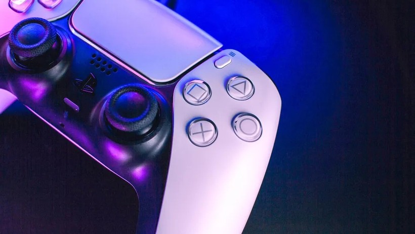 tay choi game PS 5 - Shutterstock.jpg