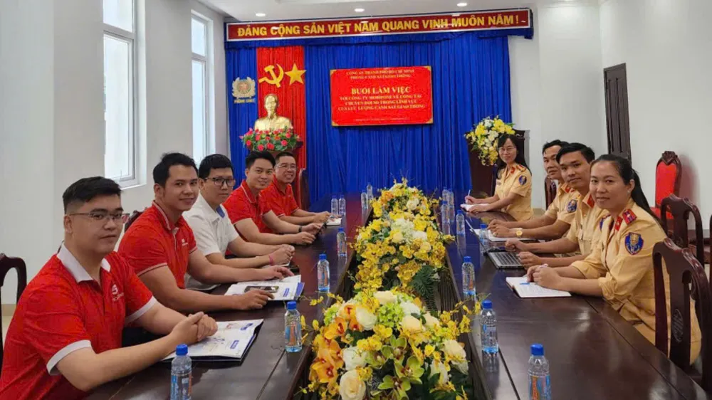 Cán bộ, chiến sĩ Phòng CSGT và đại diện Mobifone thống nhất định hướng hợp tác trong thời gian tới. tp-hcm-csgt-ung-dung-cong-nghe-ai-de-quan-ly-giao-thong (2).jpg