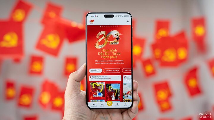 Những số điện thoại cần biết khi đi xem diễu binh A80 4 Cài đặt ứng dụng A80 để cập nhật mọi thông tin về dịp lễ A80. (Ảnh: Vật Vờ Studio)