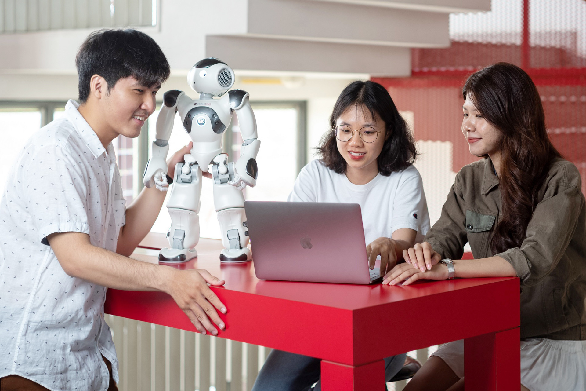 Bồi dưỡng kỹ năng chuyển đổi số năm 2025 tập trung vào sử dụng AI 2 ung vien co ky nang ai duoc nhieu lanh dao doanh nghiep viet uu tien tuyen dung 2866