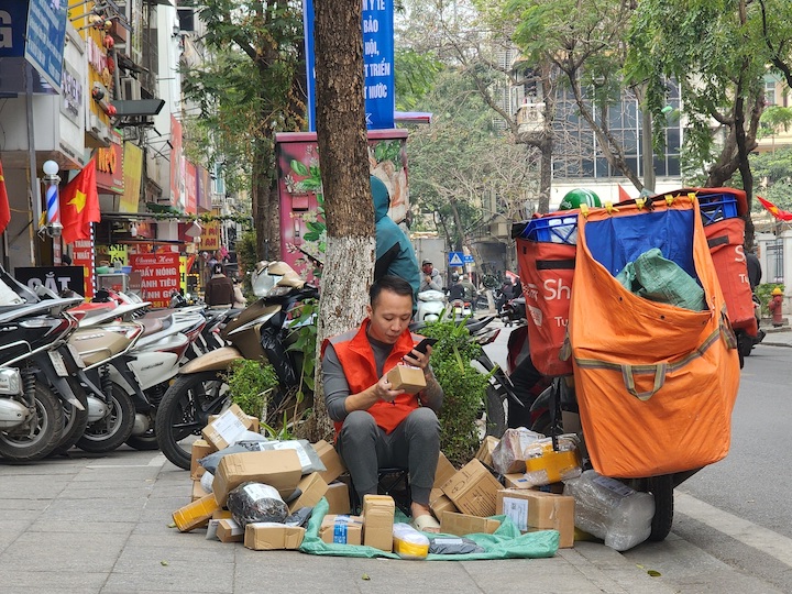 Nhà bán nhỏ lẻ rút lui sau ‘bão phí’, TMĐT định hình cuộc chơi mới 2 van chuyen tmdt