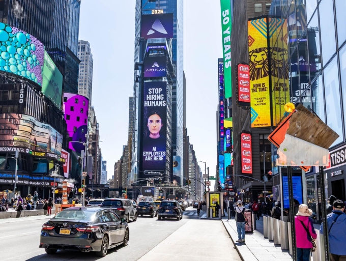 Biển quảng cáo Đừng tuyển dụng con người ở New York, Mỹ. Ảnh: Artisan