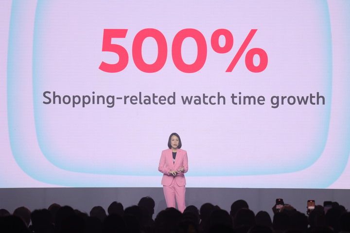 YouTube Shopping thúc đẩy thương mại điện tử Việt Nam 1 YouTube Shopping đã thúc đẩy thời gian xem các nội dung liên quan đến mua sắm tại Việt Nam tăng vọt hơn 500%. (Nguồn: YouTube)