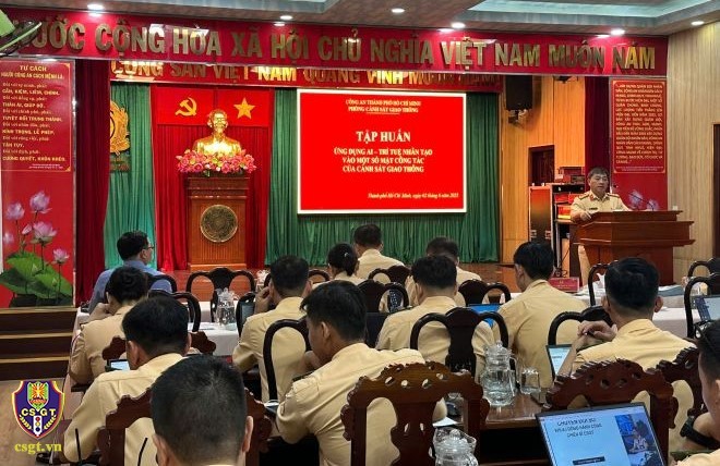 Thượng tá Trần Quốc Dũng, Phó Trưởng Phòng CSGT Công an TP Hồ Chí Minh phát biểu khai mạc buổi tập huấn (ảnh: Phòng CSGT)