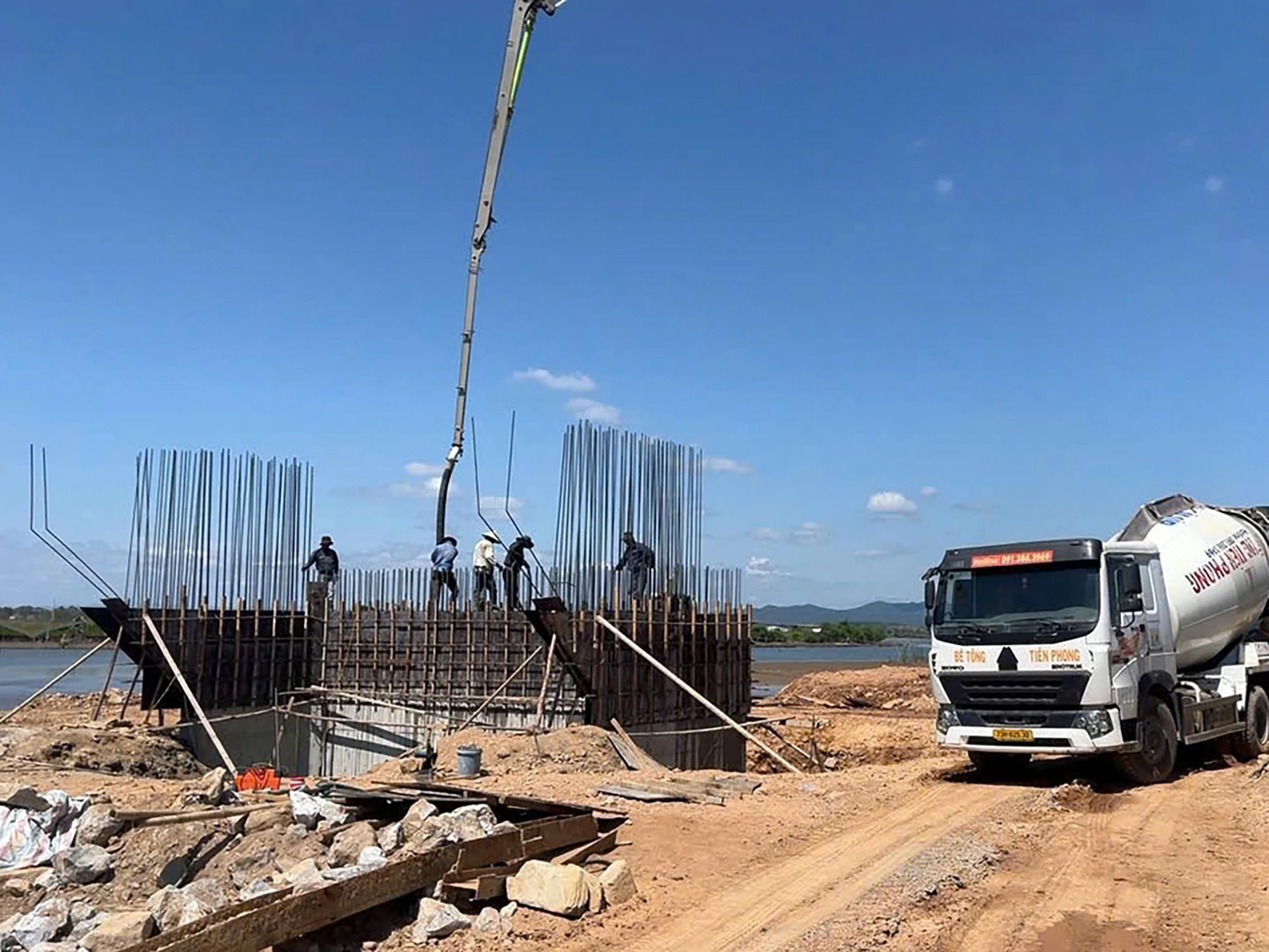 Công trình cầu Sông Thai được tỉnh đầu tư, dự kiến hoàn thành và đưa vào sử dụng vào cuối năm 2025, đáp ứng nguyện vọng cử tri -Ảnh: N.M