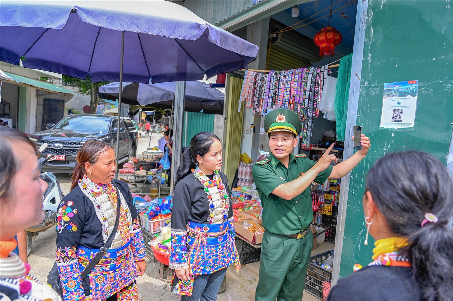 Thiếu tá Nguyễn Duy Khánh, Chính trị viên phó Đồn Biên phòng Vàng Ma Chải, BĐBP Lai Châu hướng dẫn nhân dân bản Sì Choang, xã Sì Lở Lầu, tỉnh Lai Châu sử dụng công nghệ để tố giác tội phạm