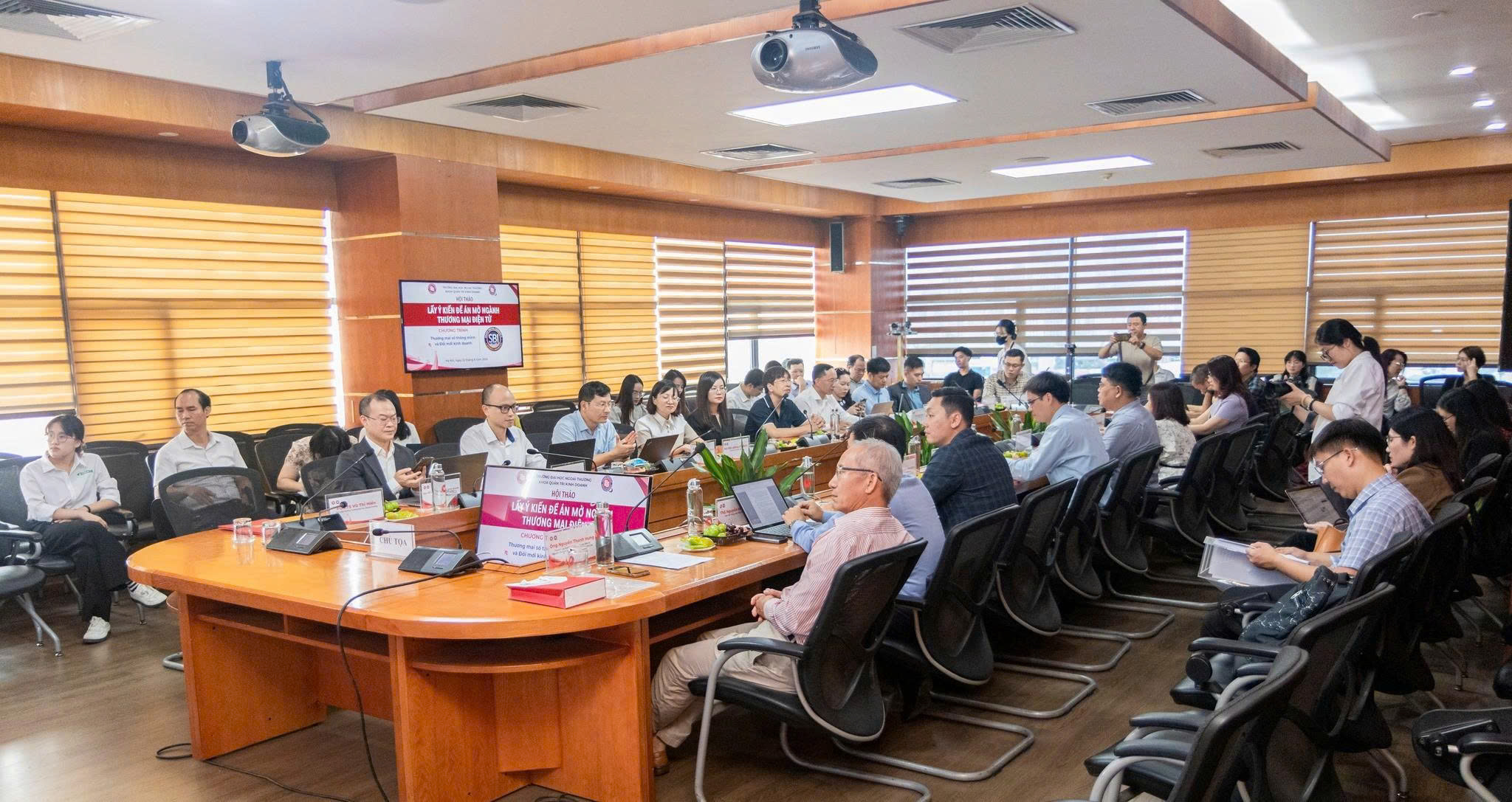 Kỹ năng chuyên môn quyết định chất lượng nhân lực thương mại điện tử 3 Hội thảo thu hút sự tham gia của đại diện Ban Giám hiệu Trường Đại học Ngoại Thương, lãnh đạo các khoa, phòng, ban, viện, trung tâm trong trường, cùng nhiều chuyên gia, nhà quản lý và đại diện doanh nghiệp hoạt động trong lĩnh vực thương mại điện tử và đổi mới sáng tạo. Ảnh: Cục Thương mại điện tử và Kinh tế số