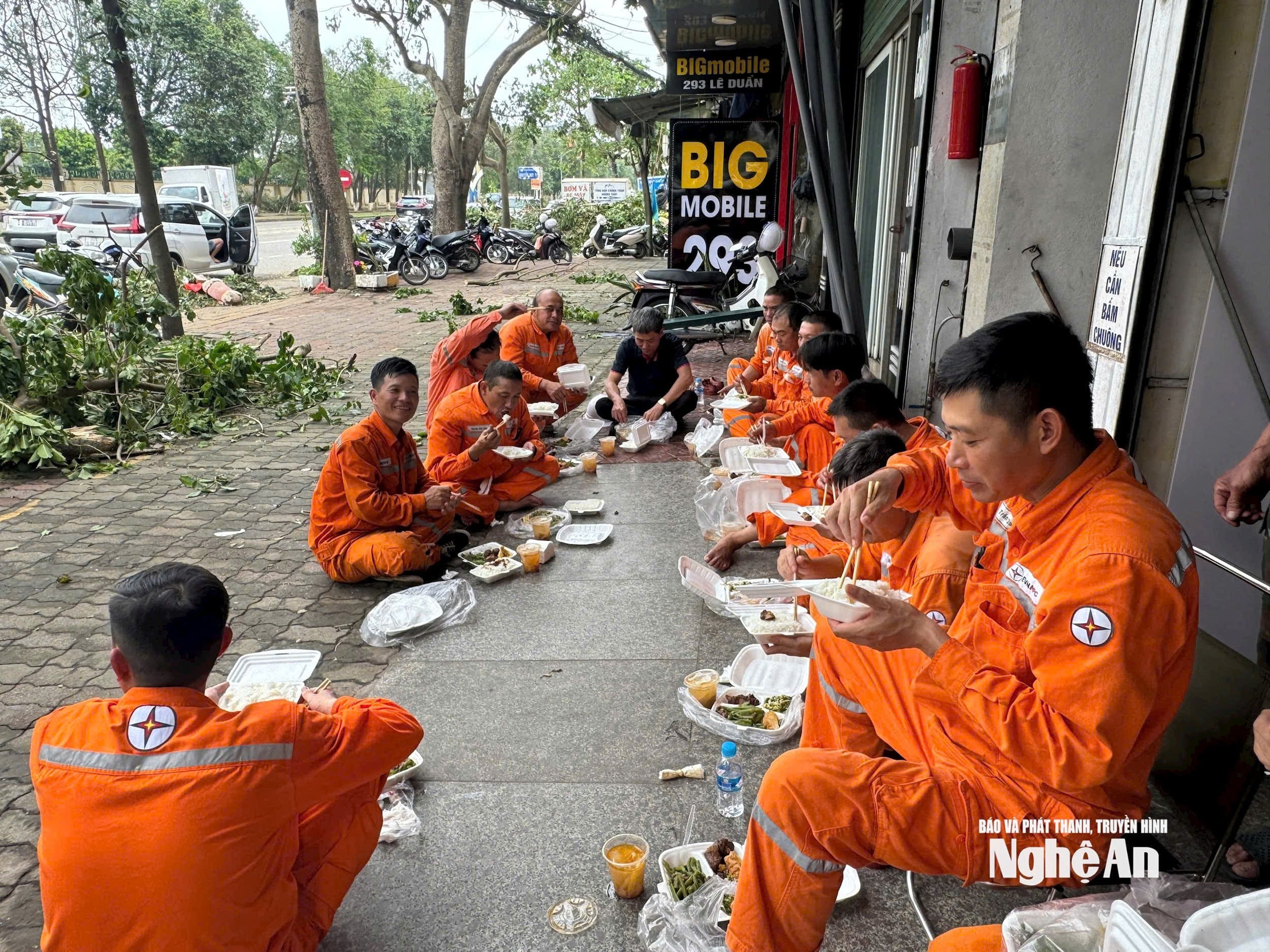 Nơi ấm áp nghĩa đồng bào, chỗ kiếm tiền khó hiểu 11 z6953442834113_901c671681deba8b6358ec53d90fe64b.jpg