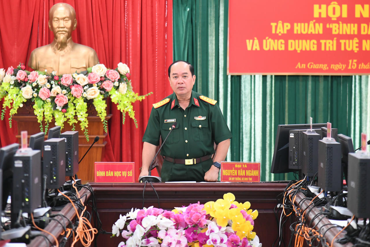 BCHQS tỉnh An Giang tổ chức tập huấn ứng dụng AI cho sĩ quan, quân nhân 1 Đại tá Nguyễn Văn Ngành, Chỉ huy trưởng Bộ CHQS tỉnh phát biểu khai mạc tập huấn. Ảnh: Phương Vũ