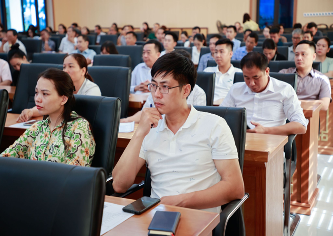 Hỗ trợ nông dân, HTX livestream, làm nội dung ngắn, thực hành với AI... để bán nông sản- Ảnh 2.