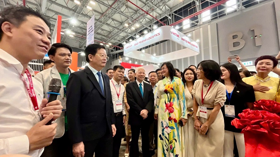 Khu trưng bày ứng dụng thương mại điện tử và công nghệ số thu hút sự quan tâm tại VnSourcing 2025 1 11 1756972080