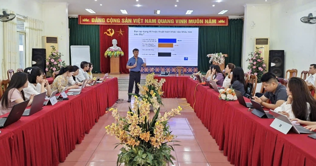 Nhà báo, ThS. Vũ Thế Cường, Giảng viên Học viện Báo chí và tuyên truyền trao đổi tại lớp tập huấn. 