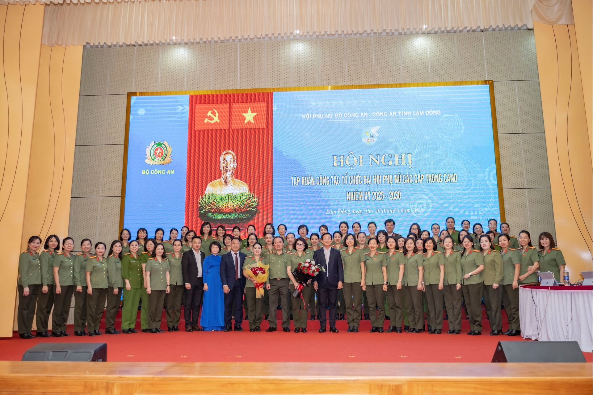  Phát biểu tại hội nghị, Chủ tịch UBND tỉnh Hồ Văn Mười, chia sẻ bức tranh toàn cảnh về tình hình phát triển kinh tế - xã hội, du lịch của Lâm Đồng “ngàn hoa, biển xanh, đại ngàn” trong giai đoạn mới, đặc biệt nhấn mạnh vai trò của chuyển đổi số trong nông nghiệp thông minh và du lịch bền vững. Đồng chí khẳng định, phụ nữ CAND chính là một trong những lực lượng tiên phong góp phần bảo vệ, thúc đẩy sự phát triển đó.